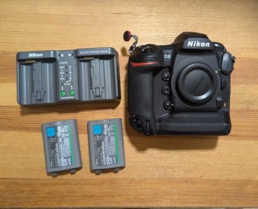 nikon_d5_xqd_with_spare_batter_1719758116_8bbfa42c_progressive.jpg