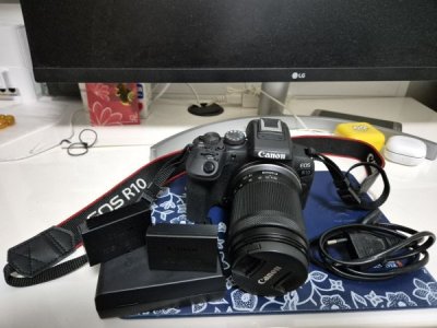 Canon R10 with 18 - 150mm kit len and 2 batteries +charger.jpg