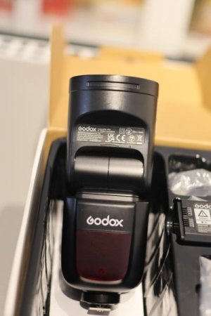 godox_v1c_flash_set_1742012757_4c3130f9_progressive.jpg