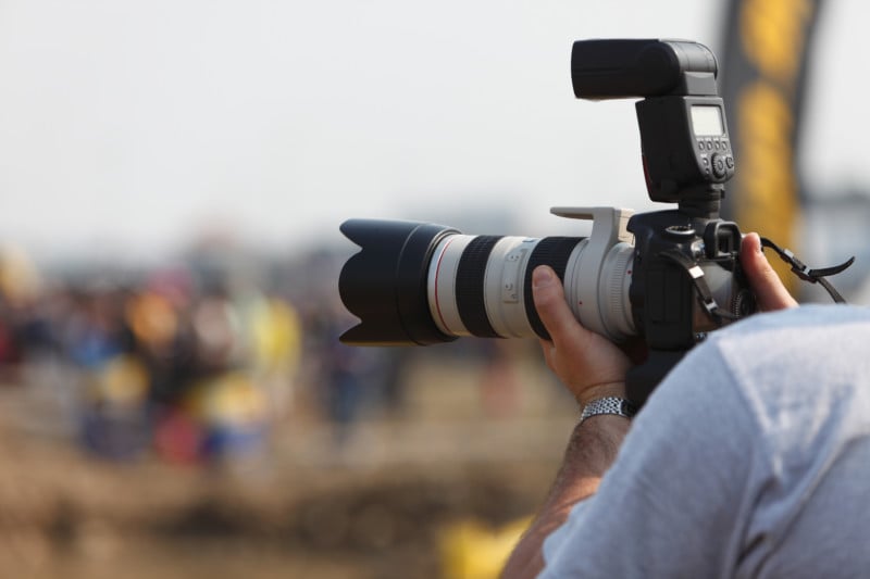 photographer-with-camera-and-lens-800x533.jpg