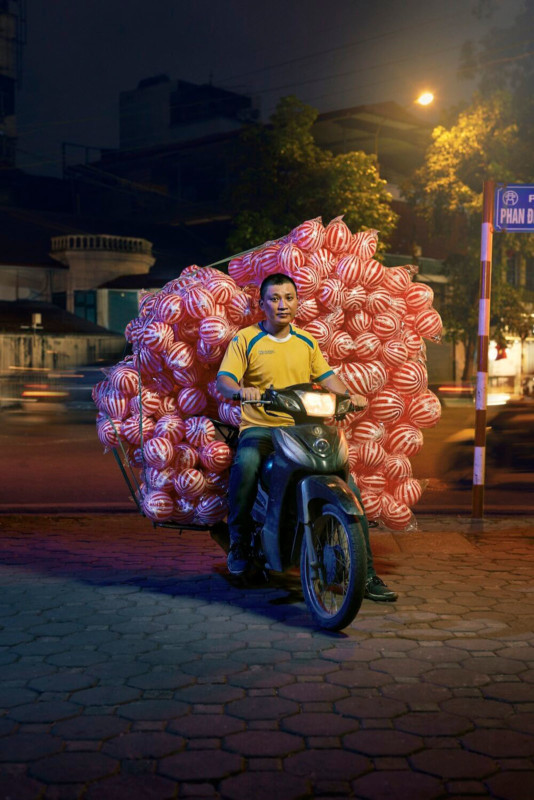 Hanoi_ball-man_-copyright-Jon-Enoch--534x800.jpg