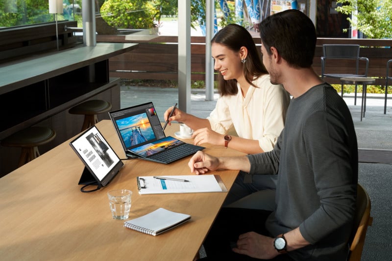 ZenBook-Duo-14_UX482_Scenario-Photo_02-800x532.jpg