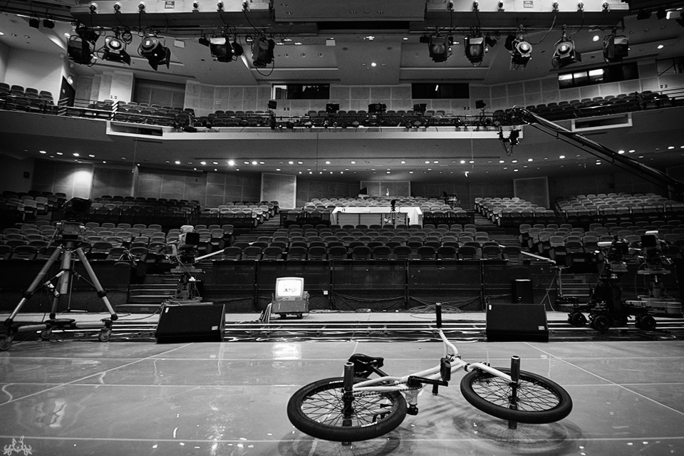 Empty_Audience_by_Draken413o.jpg
