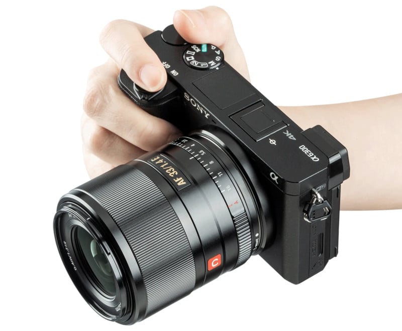 viltrox-33mm-f1.4-in-hand-800x660.jpg
