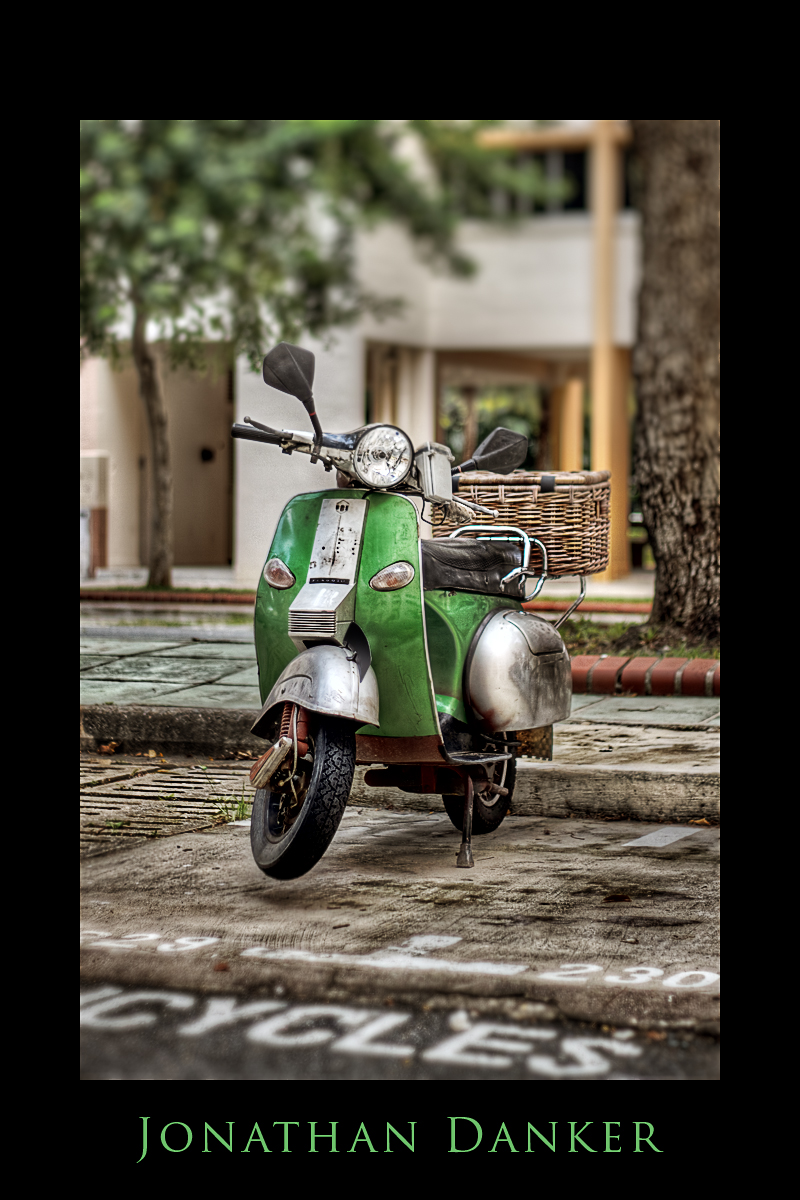 Vintage_Vespa_by_Draken413o.jpg