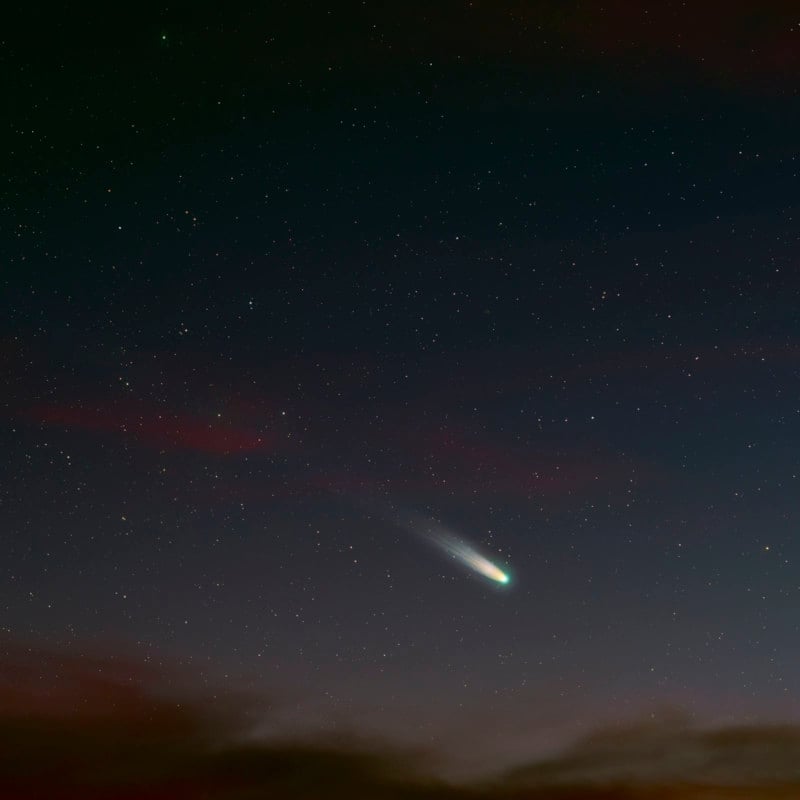A wide photo of Comet Leonard by photographer Andrew McCarthy