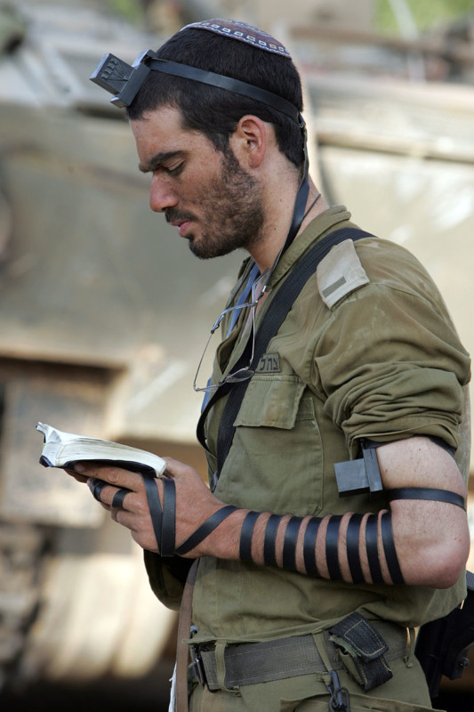 800px-IDF_soldier_put_on_tefillin-533x800.jpg