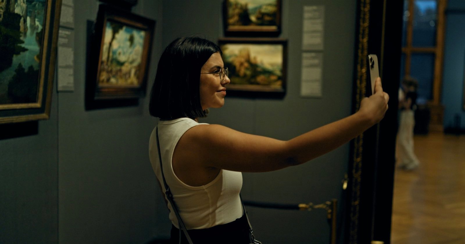 selfies damage art galleries selfie-takers art