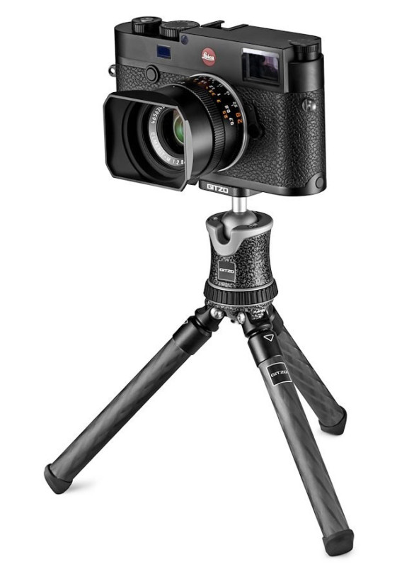 holdingleica-585x800.jpg