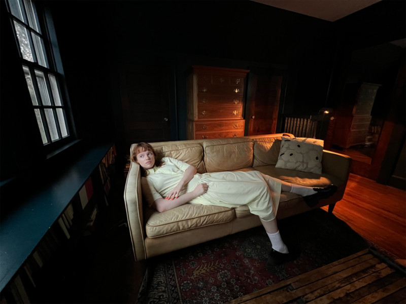 Apple_iPhone-13-Pro_Sofa_09142021-800x600.jpg