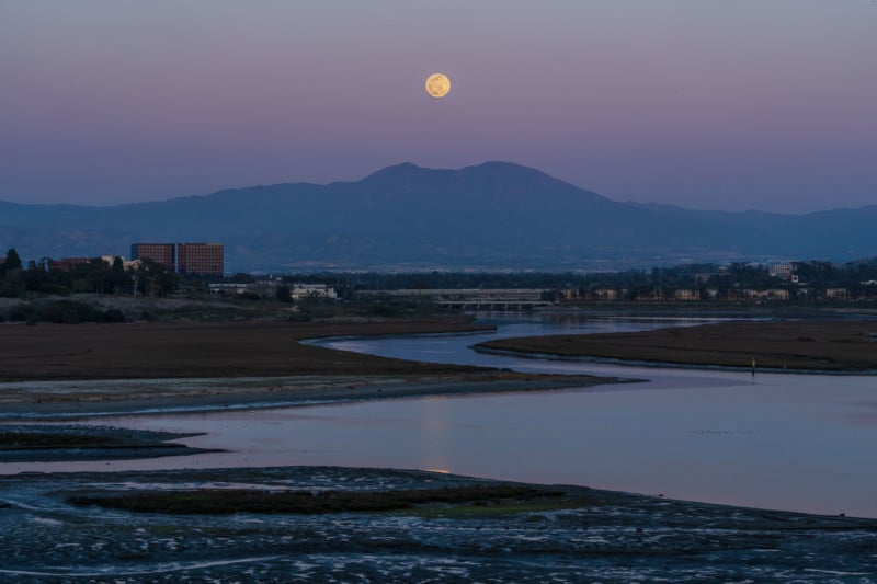 Moonrise-in-Costa-Mesa-Sony-alpha-1-800x533.jpg