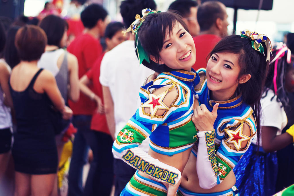 Bangkok_University_Cheerleader_by_Draken413o.jpg