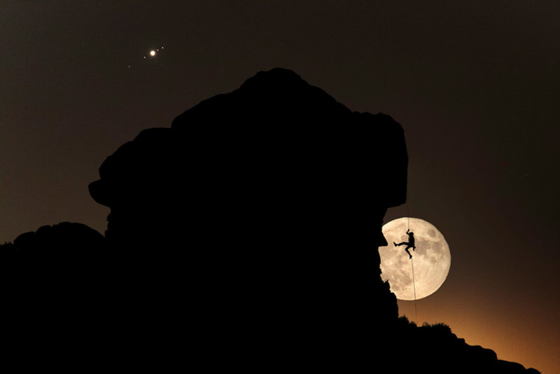 climber-la-pedriza-spain-moon-jupiter-daniel-sanz-800x534.jpg