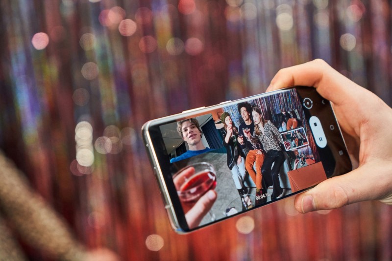 Galaxy-S21_ultra_lifestyle_cut-800x534.jpg
