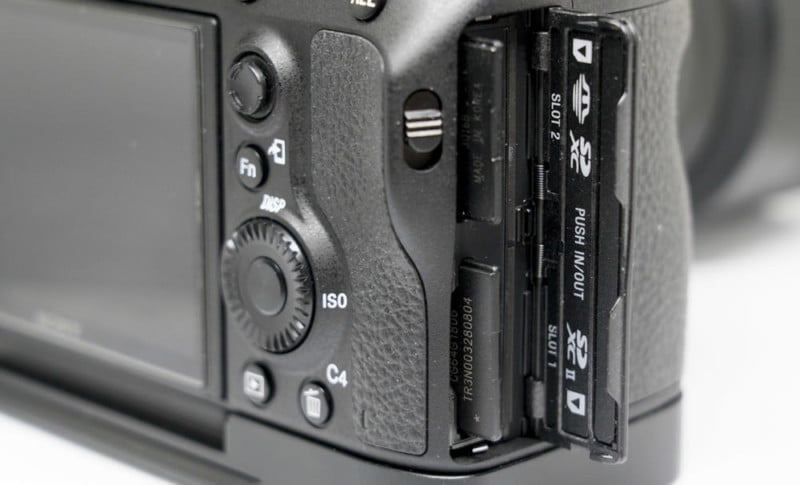 sony_dual_slots-800x485.jpg