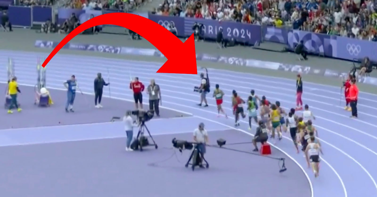 A field scene shows athletes running on a bright blue track during an Olympic event. A large red arrow is superimposed over the image, pointing towards one of the runners. Spectators fill the stands in the background with the Paris 2024 signage visible.