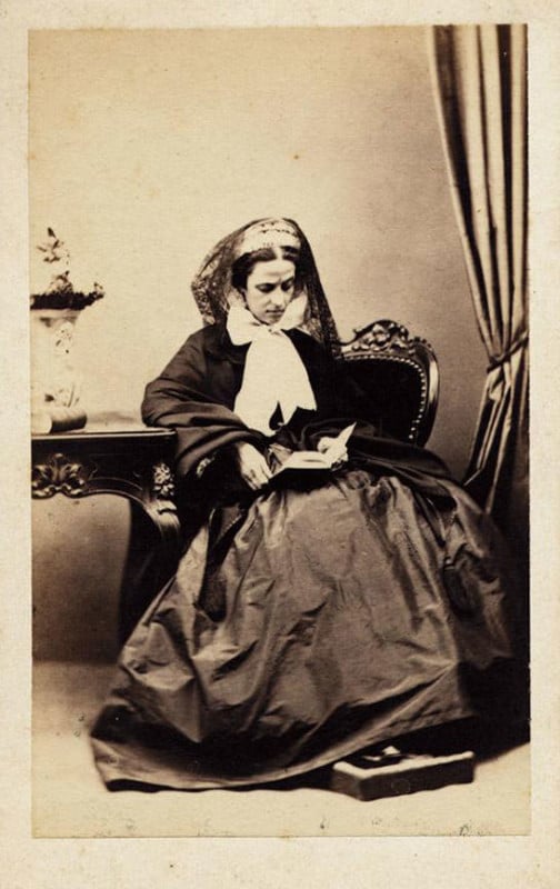 Italian-lady-reading-1860s-504x800.jpg