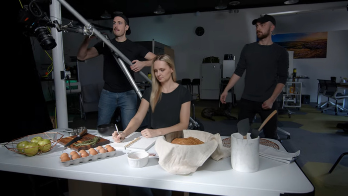 How This Incredible Advert Was Shot Using a DIY Orbiting Camera Rig