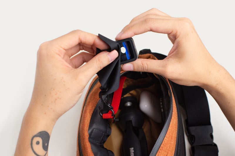 moment-fanny-sling-details-02-800x534.jpg