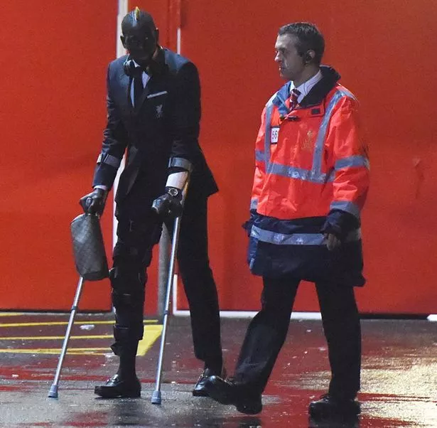 PAY-Mamadou-Sakho-leaving-Anfield-on-crutches-after-getting-injured-in-the-match-against-Crystal-Palace.jpg