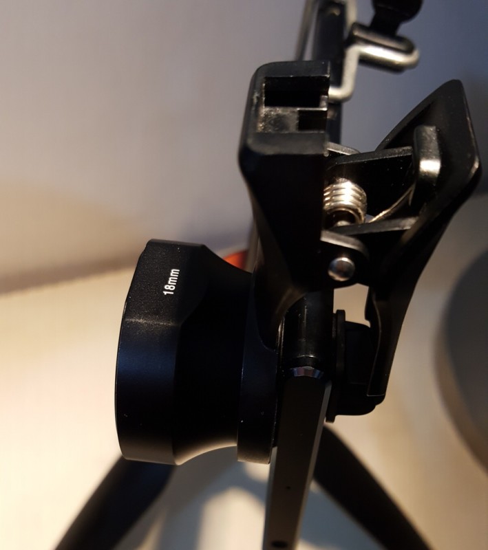 8-attaching-the-wide-angle-18mm-lens-onto-phone-camera-709x800.jpg