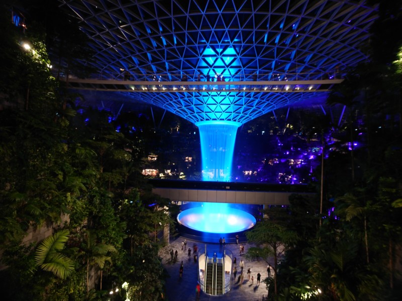 DSC_1363-indoors-night-view-of-fountain-in-jewel-changi-airport-800x600.jpg