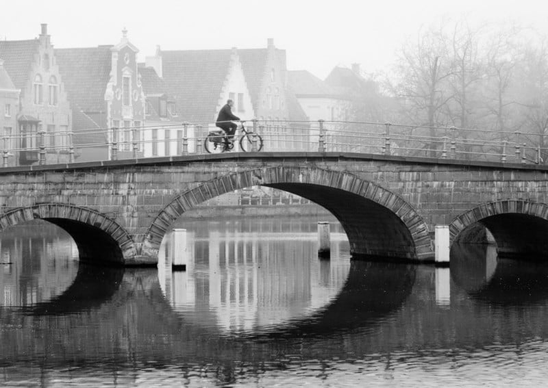 Composition-Add-Human-Interest-Cyclist-on-a-Bridge-in-Bruges-800x567.jpg