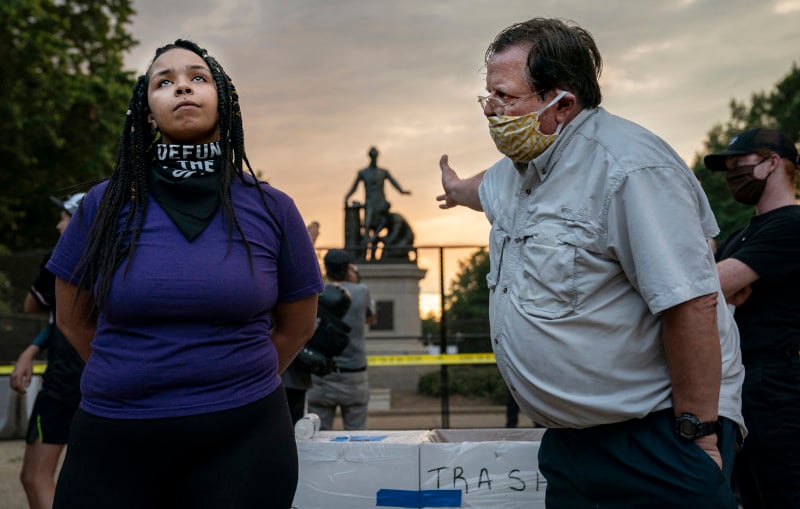 001_World-Press-Photo-of-the-Year-Nominee_Evelyn-Hockstein_for-The-Washington-Post-800x509.jpg