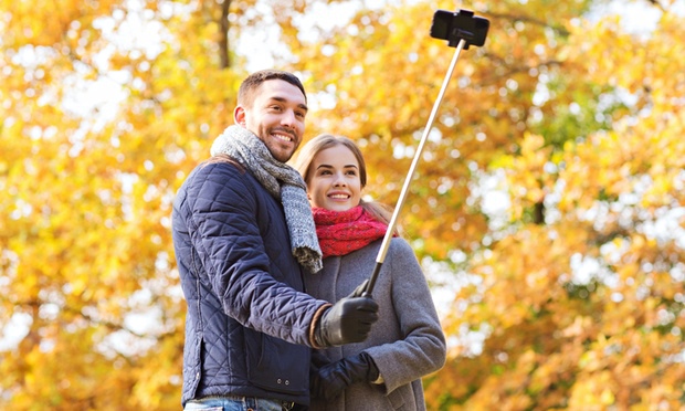 Couple-with-a-selfie-stic-010.jpg