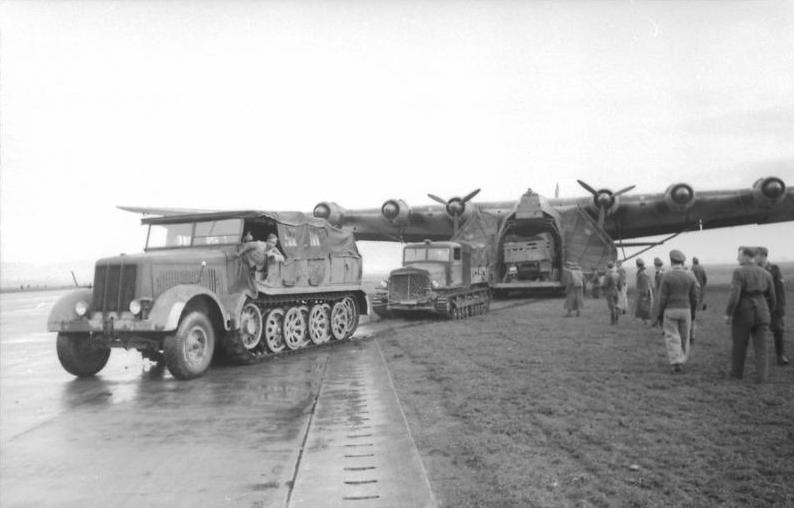 Bundesarchiv_Bild_101I-552-0822-36,_Tunesien,_Zugmachinen_und_Me_323_Gigant.jpg