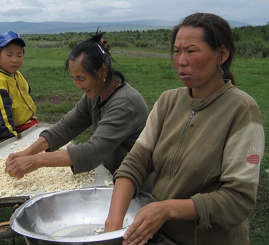 527px-Mongolian_women.jpg
