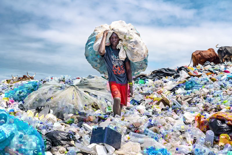 a_plastic_waste_picker_scavenger_muntaka_chasant_ghana-800x534.jpg