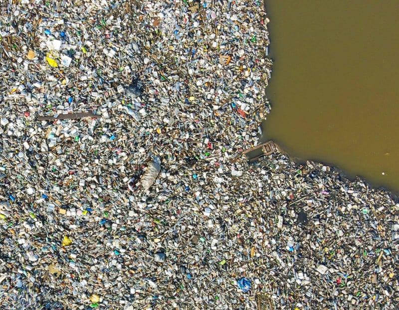 aerial_view_of_the_korle_lagoon_choked_with_single-use_plastic_muntaka_chasant_ghana-800x621.jpg
