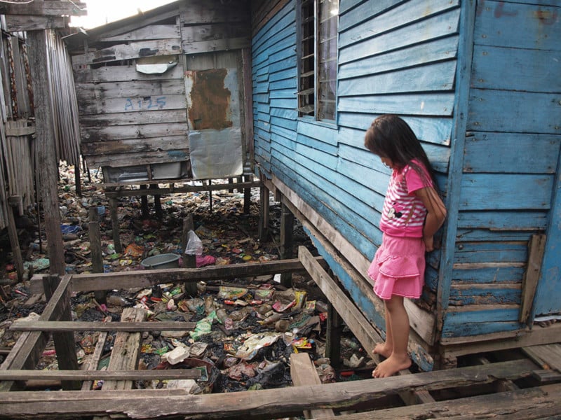 crying_girl_beside_the_house_fakir_mohamad_bin_md._nor_malaysia-800x600.jpg